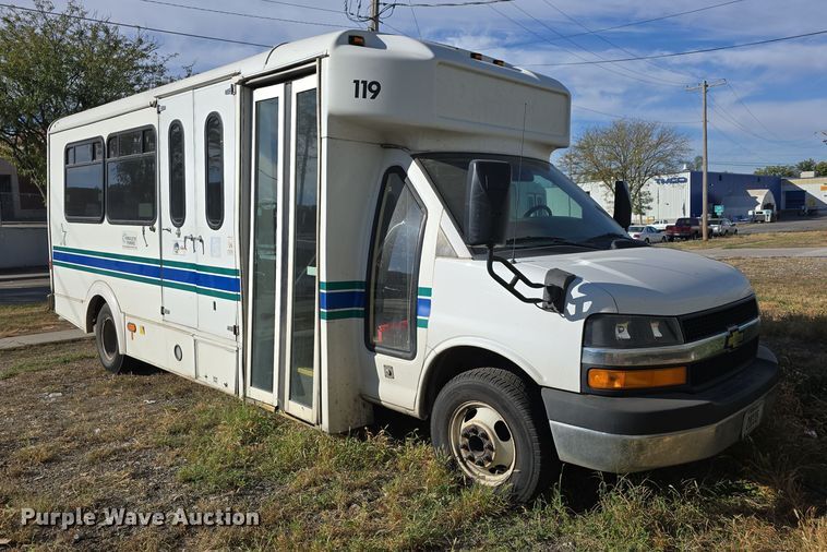 image for item DW3808 2010 Chevrolet 24' Glaval Titan shuttle bus