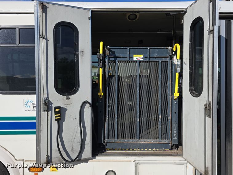 image for item DW3808 2010 Chevrolet 24' Glaval Titan shuttle bus