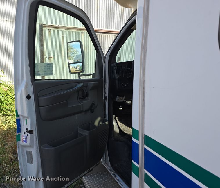 image for item DW3808 2010 Chevrolet 24' Glaval Titan shuttle bus