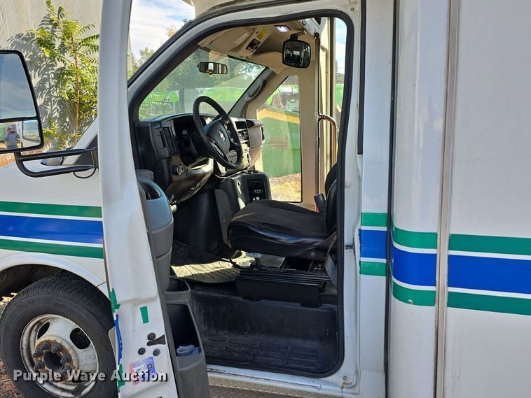 image for item DW3808 2010 Chevrolet 24' Glaval Titan shuttle bus