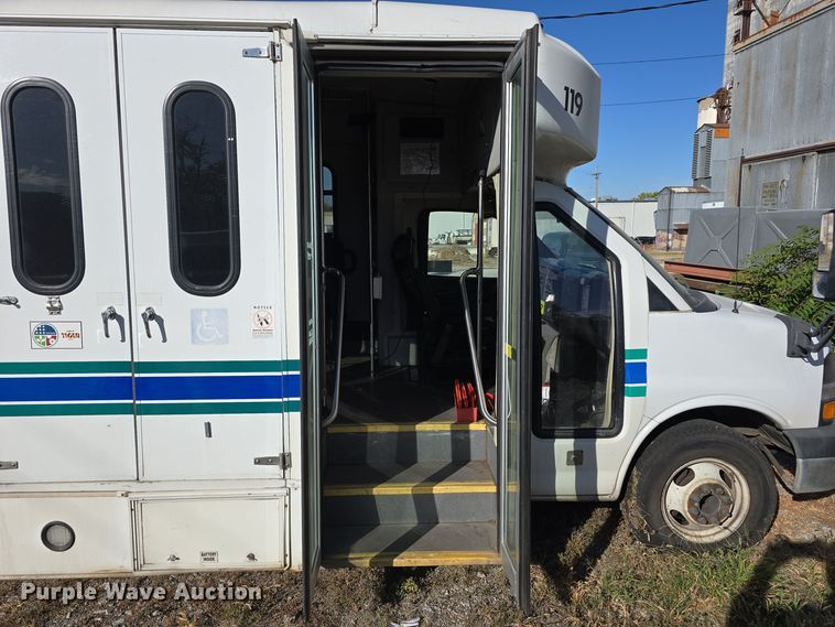 image for item DW3808 2010 Chevrolet 24' Glaval Titan shuttle bus