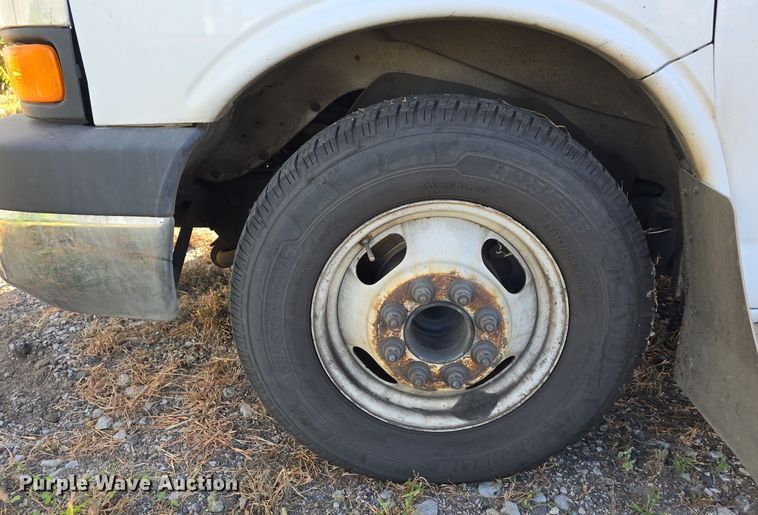 image for item DW3808 2010 Chevrolet 24' Glaval Titan shuttle bus