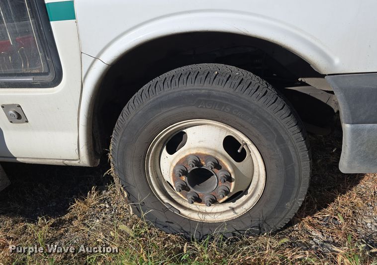 image for item DW3808 2010 Chevrolet 24' Glaval Titan shuttle bus