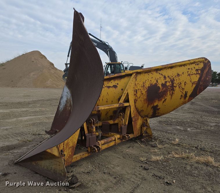 image for item DW3875 Caterpillar motor grader snow plow