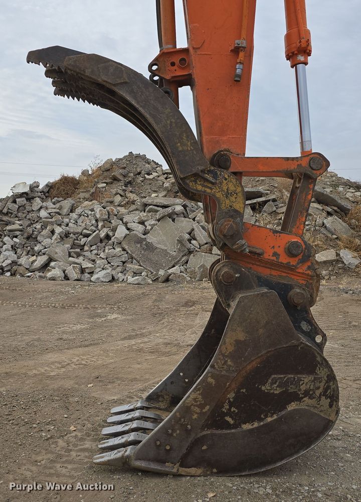 image for item DW3888 2002 Daewoo Solar 220LC-V excavator