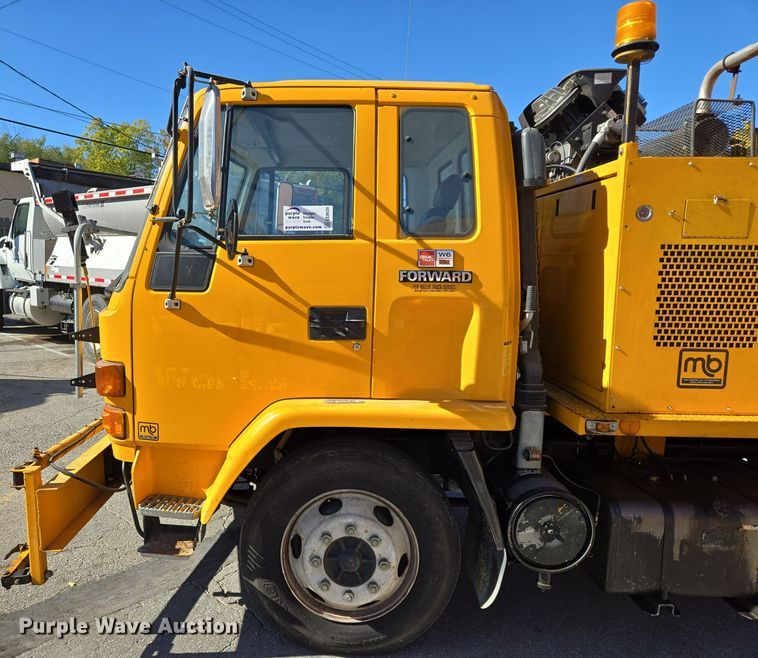 image for item EE8639 1995 GMC Forward W6 flatbed truck