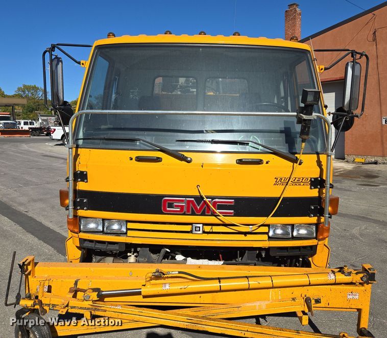 image for item EE8639 1995 GMC Forward W6 flatbed truck