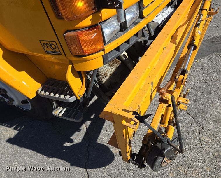 image for item EE8639 1995 GMC Forward W6 flatbed truck