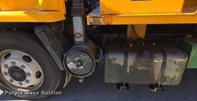 image for item EE8639 1995 GMC Forward W6 flatbed truck