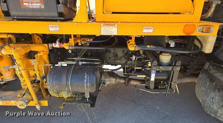 image for item EE8639 1995 GMC Forward W6 flatbed truck