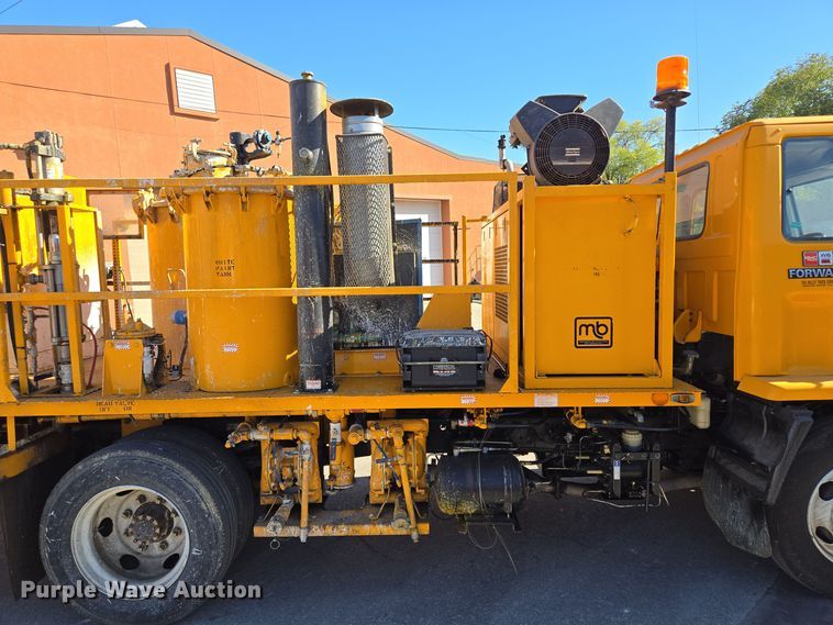 image for item EE8639 1995 GMC Forward W6 flatbed truck