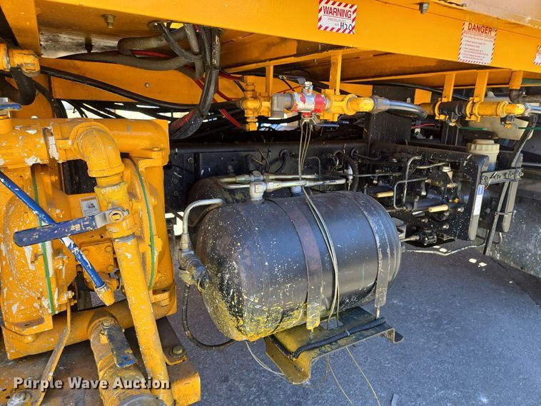 image for item EE8639 1995 GMC Forward W6 flatbed truck