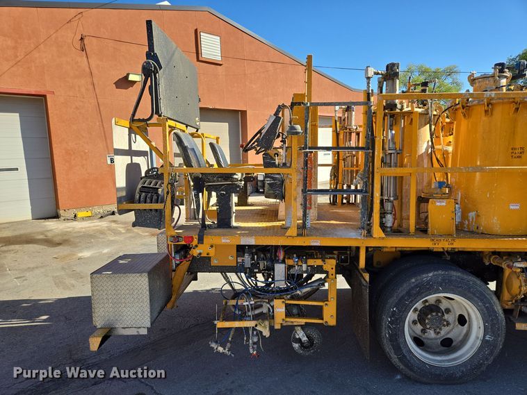 image for item EE8639 1995 GMC Forward W6 flatbed truck