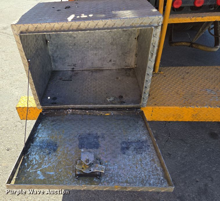 image for item EE8639 1995 GMC Forward W6 flatbed truck