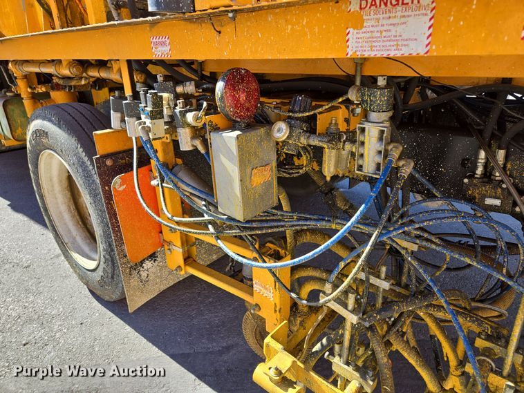 image for item EE8639 1995 GMC Forward W6 flatbed truck