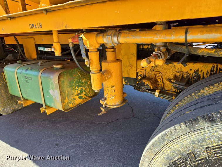 image for item EE8639 1995 GMC Forward W6 flatbed truck