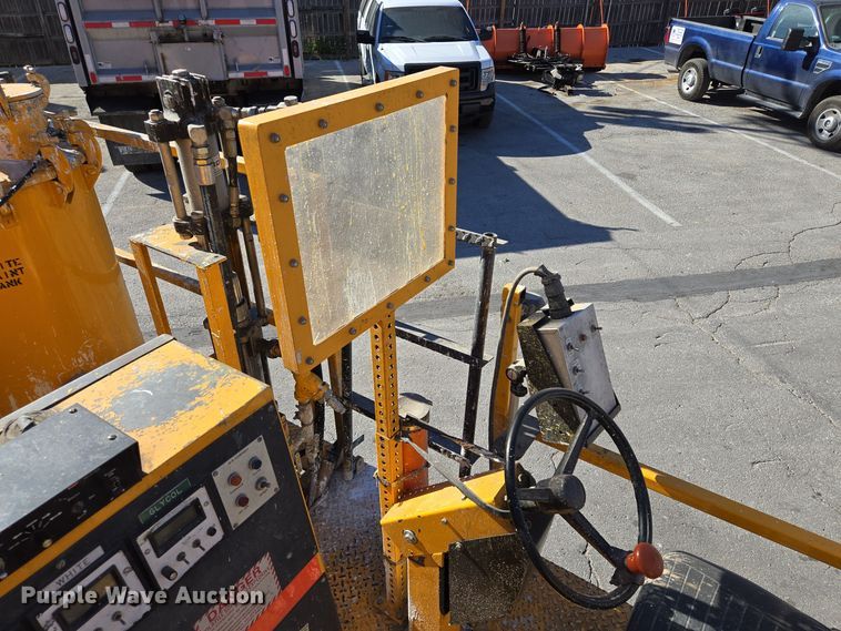 image for item EE8639 1995 GMC Forward W6 flatbed truck