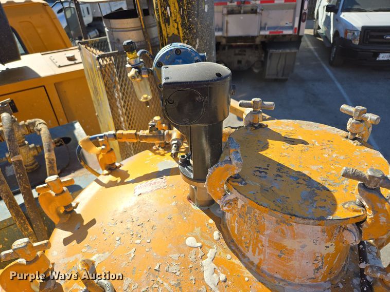 image for item EE8639 1995 GMC Forward W6 flatbed truck