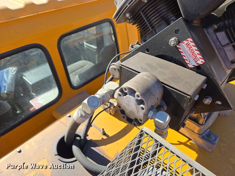 image for item EE8639 1995 GMC Forward W6 flatbed truck