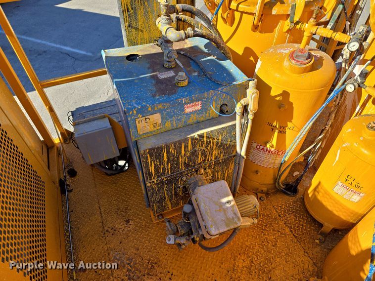 image for item EE8639 1995 GMC Forward W6 flatbed truck