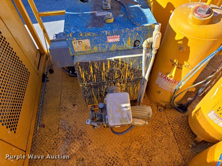 image for item EE8639 1995 GMC Forward W6 flatbed truck