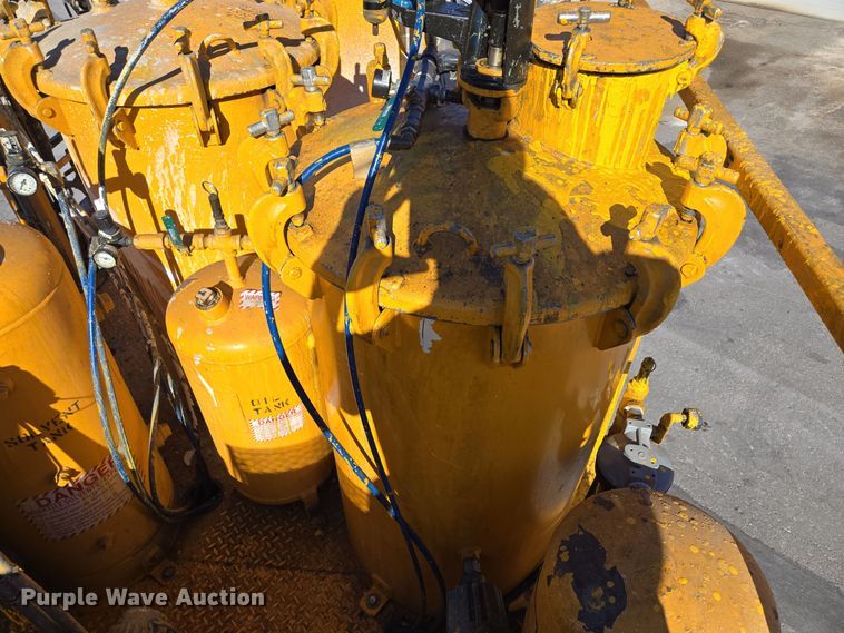 image for item EE8639 1995 GMC Forward W6 flatbed truck