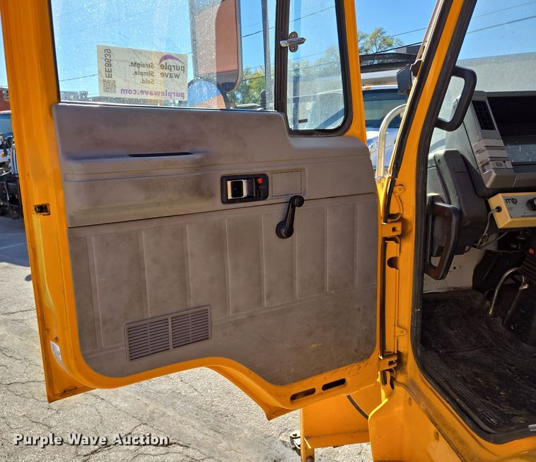 image for item EE8639 1995 GMC Forward W6 flatbed truck