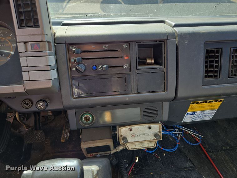 image for item EE8639 1995 GMC Forward W6 flatbed truck