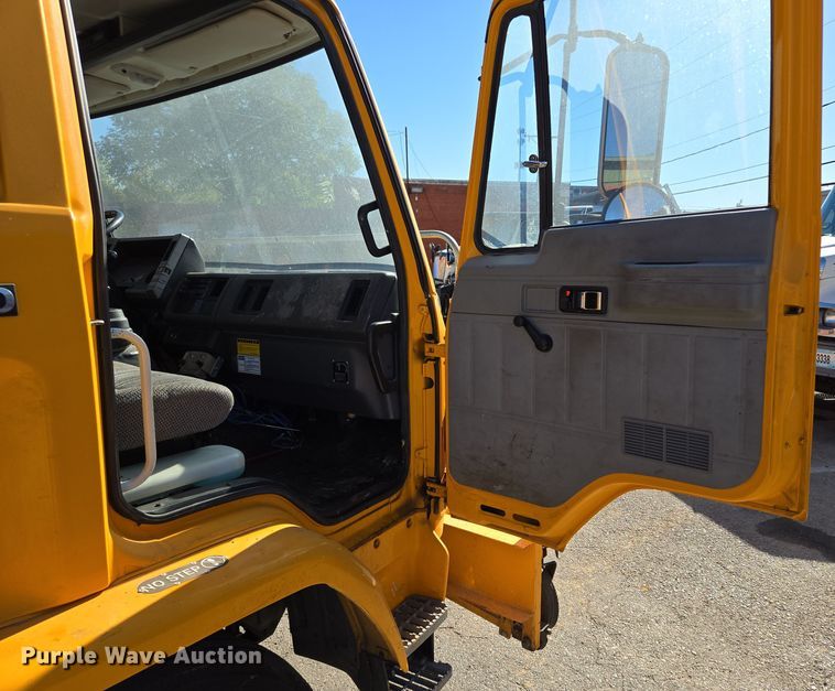 image for item EE8639 1995 GMC Forward W6 flatbed truck