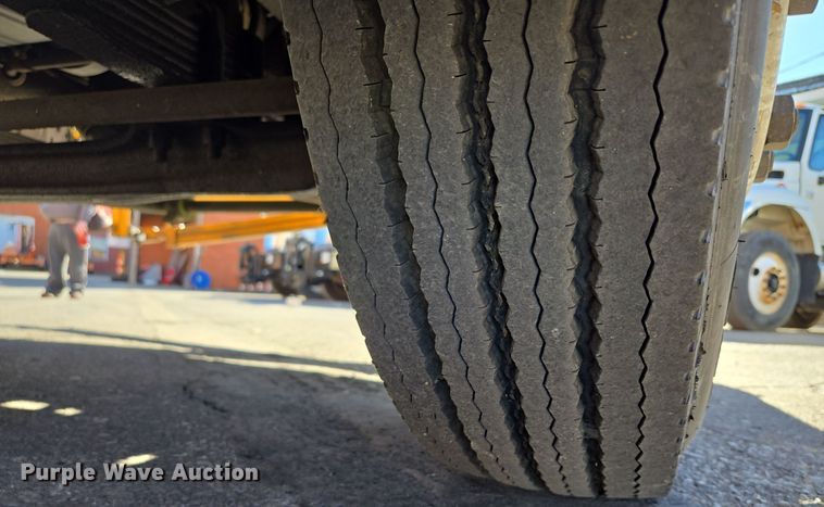 image for item EE8639 1995 GMC Forward W6 flatbed truck