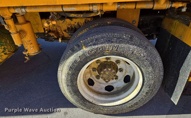 image for item EE8639 1995 GMC Forward W6 flatbed truck