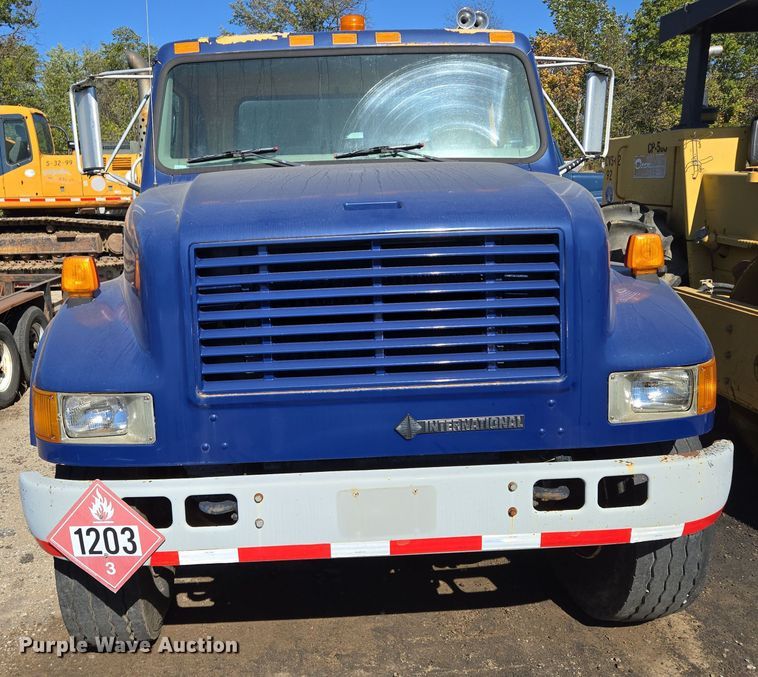 image for item EE8658 2000 International  4900 fuel / lube truck