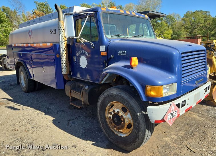 image for item EE8658 2000 International  4900 fuel / lube truck