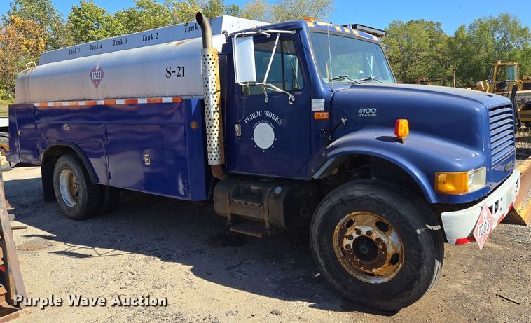 image for item EE8658 2000 International  4900 fuel / lube truck