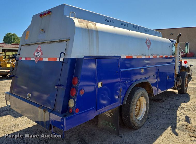 image for item EE8658 2000 International  4900 fuel / lube truck