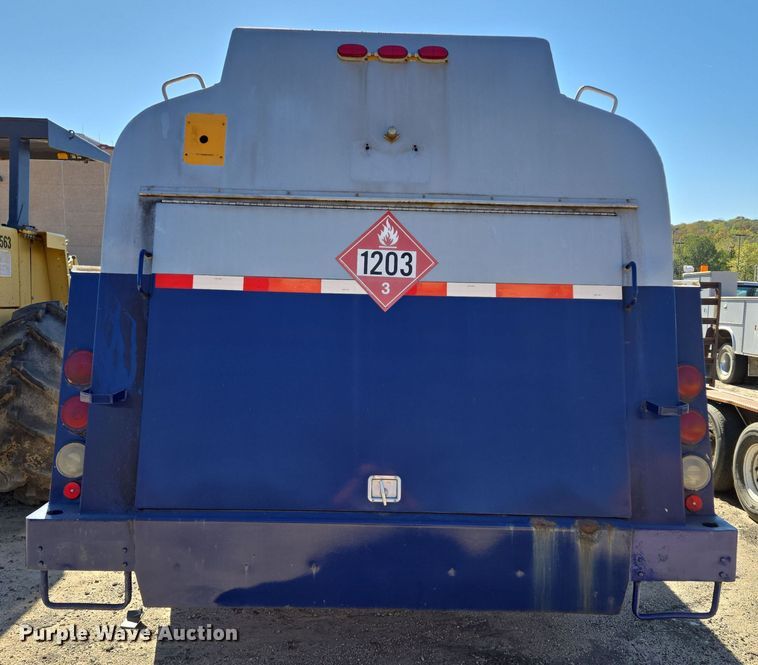 image for item EE8658 2000 International  4900 fuel / lube truck