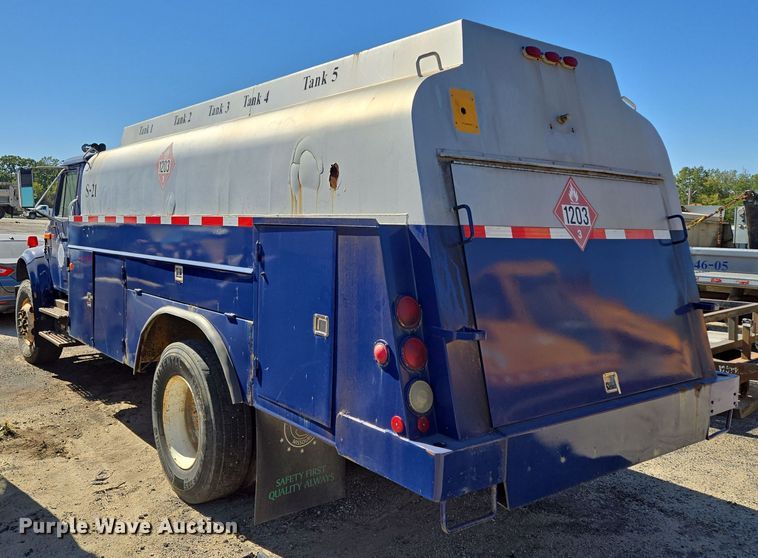 image for item EE8658 2000 International  4900 fuel / lube truck