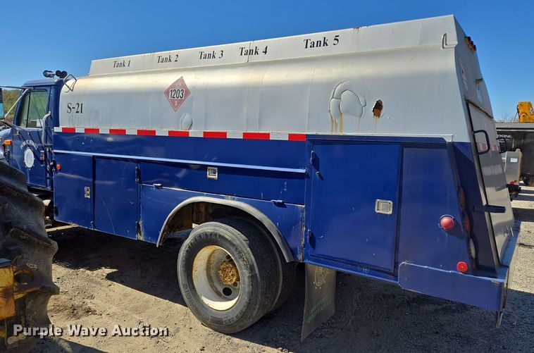 image for item EE8658 2000 International  4900 fuel / lube truck