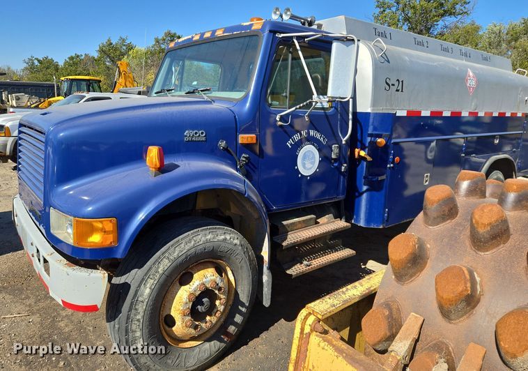 image for item EE8658 2000 International  4900 fuel / lube truck