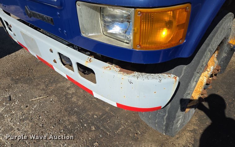 image for item EE8658 2000 International  4900 fuel / lube truck