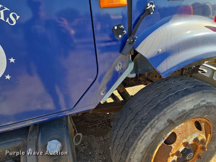 image for item EE8658 2000 International  4900 fuel / lube truck