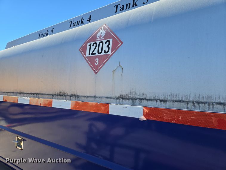 image for item EE8658 2000 International  4900 fuel / lube truck