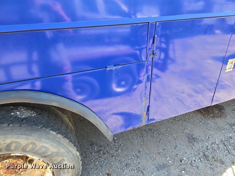 image for item EE8658 2000 International  4900 fuel / lube truck