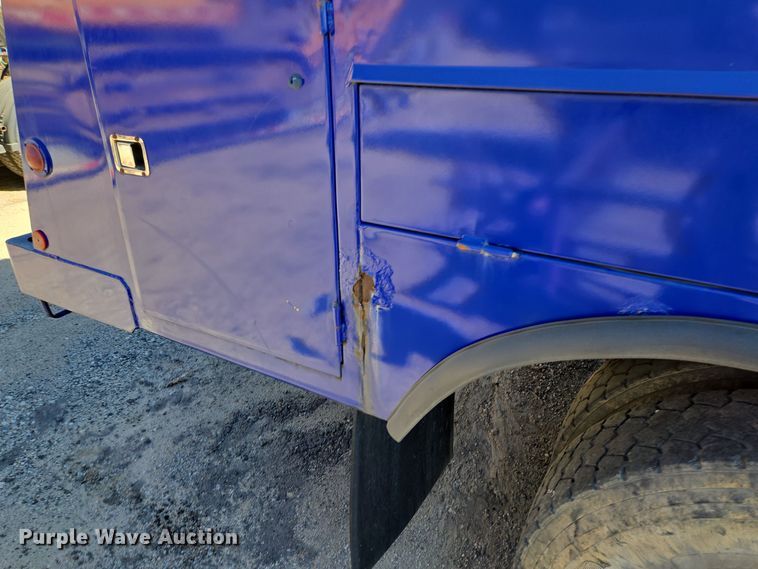 image for item EE8658 2000 International  4900 fuel / lube truck