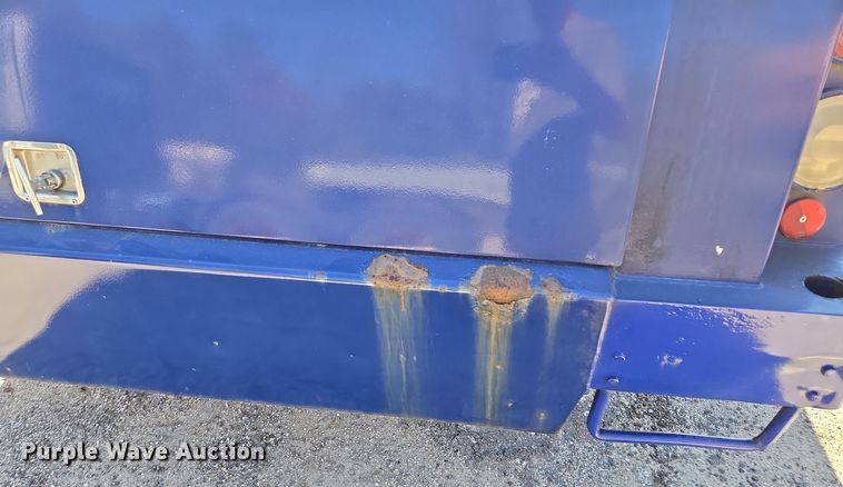 image for item EE8658 2000 International  4900 fuel / lube truck