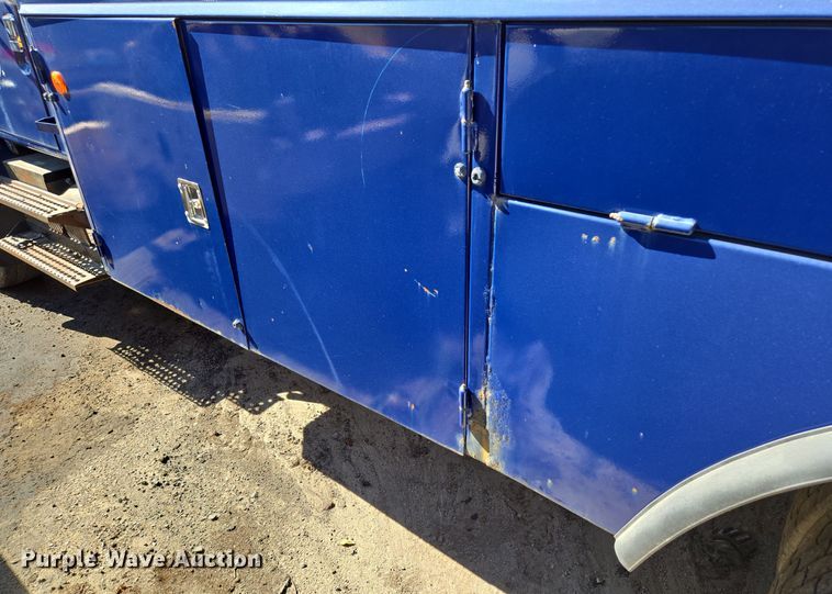 image for item EE8658 2000 International  4900 fuel / lube truck