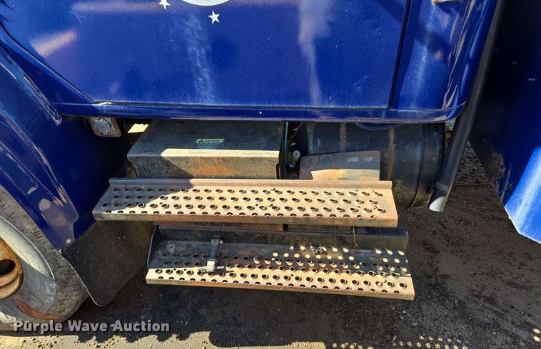 image for item EE8658 2000 International  4900 fuel / lube truck