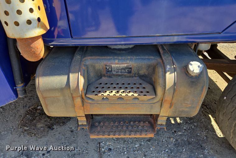 image for item EE8658 2000 International  4900 fuel / lube truck