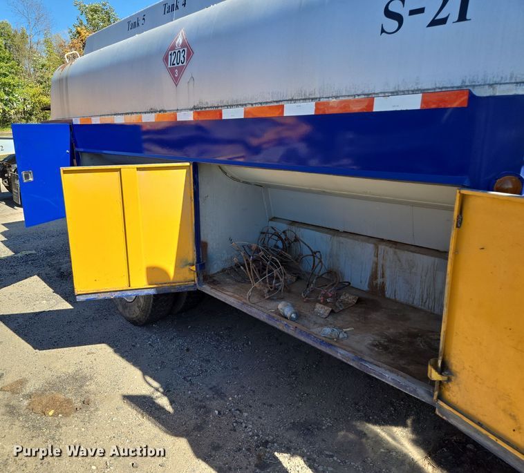 image for item EE8658 2000 International  4900 fuel / lube truck