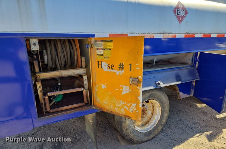 image for item EE8658 2000 International  4900 fuel / lube truck